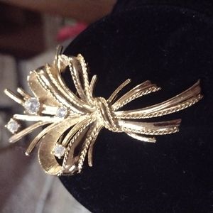 Vintage Hollywood glamour broach 1991 gold toned with stimulated diamonds